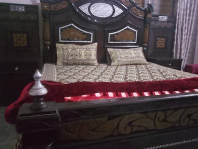 Beautiful bedroom set /Bed +side table + dressing tables/Good condati
