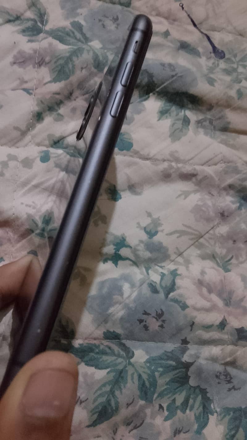 Apple iPhone 11 3