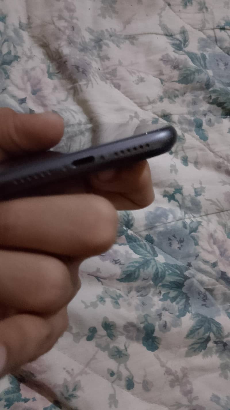 Apple iPhone 11 4