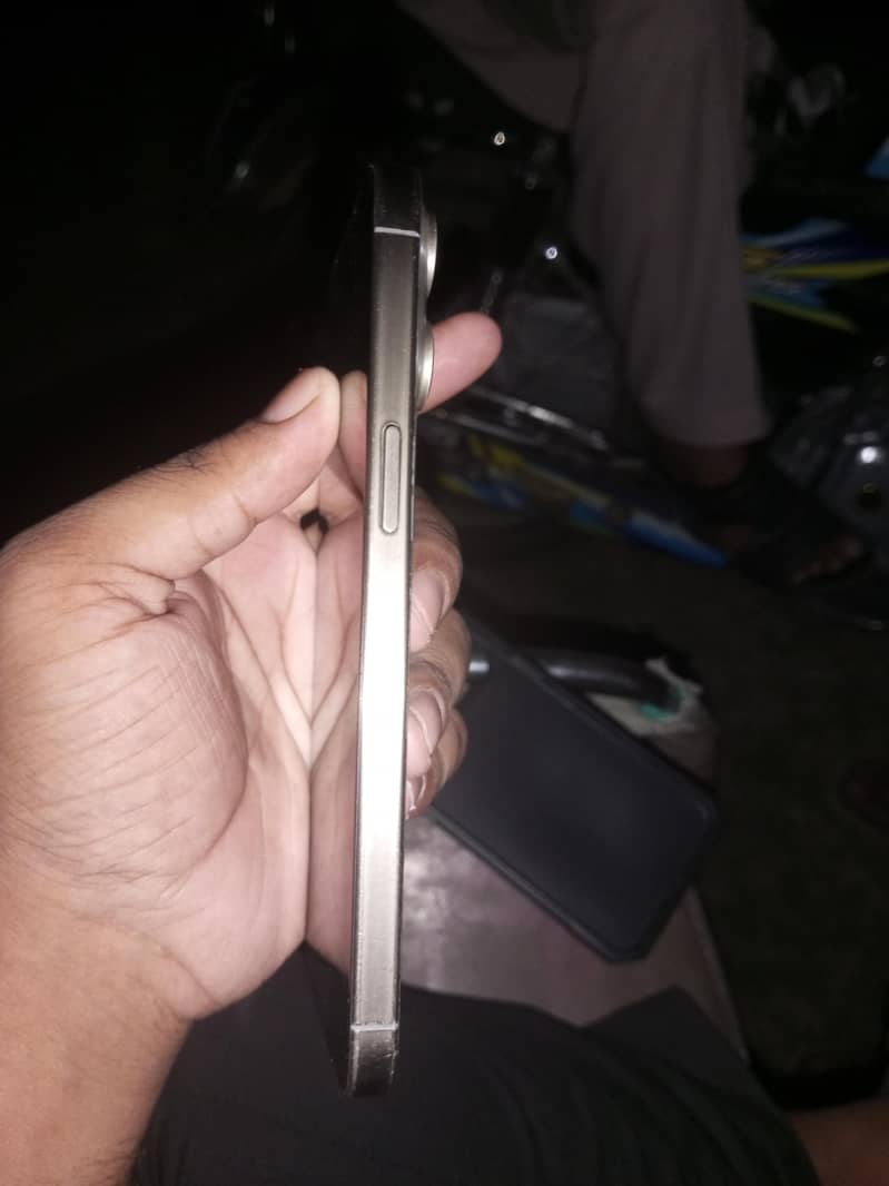 Apple iPhone 16 Pro Max 2