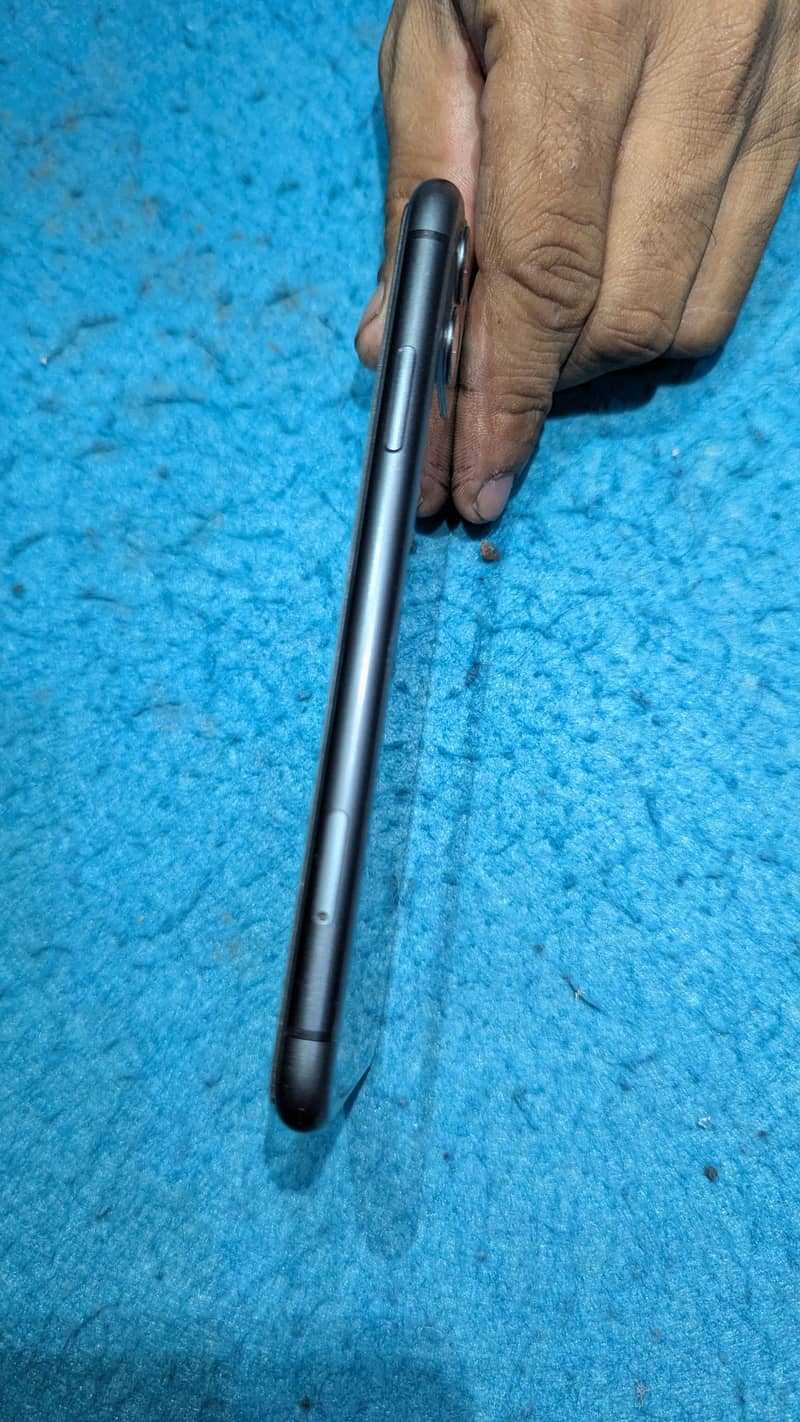 Apple iPhone 11 4