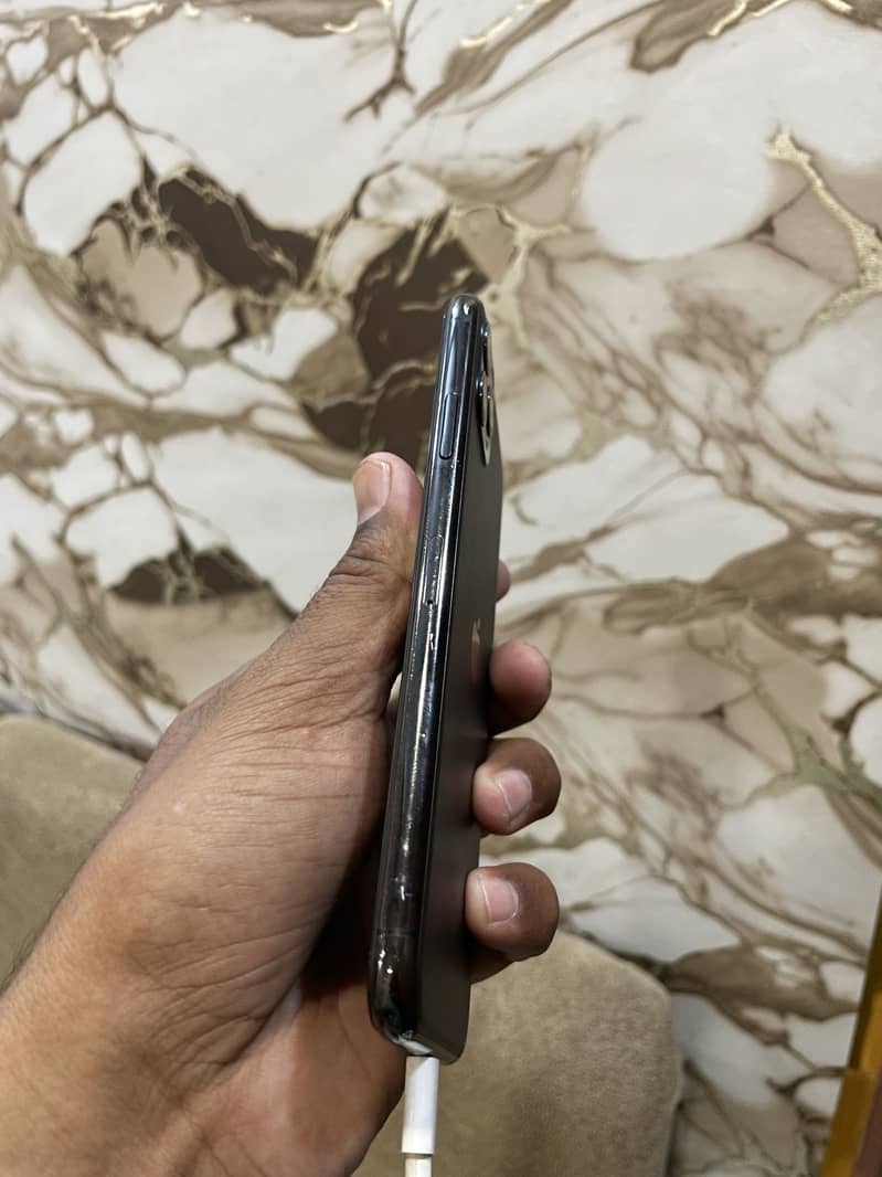 Apple iPhone 11 Pro Max 2