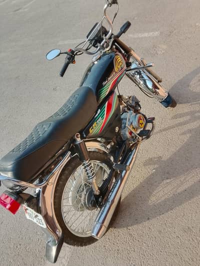 vip looking baik Punjab se ly kar  Aya ho Karachi m saf gadi nai milti