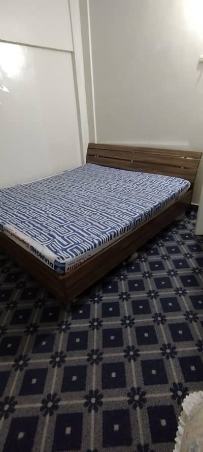 Bed 2 side tables aur diamond form bhi hai