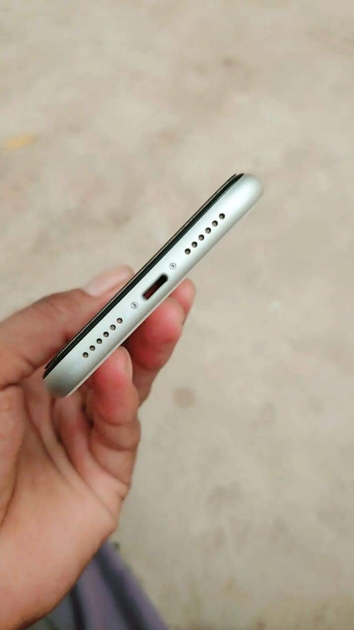 Apple iPhone 11 4