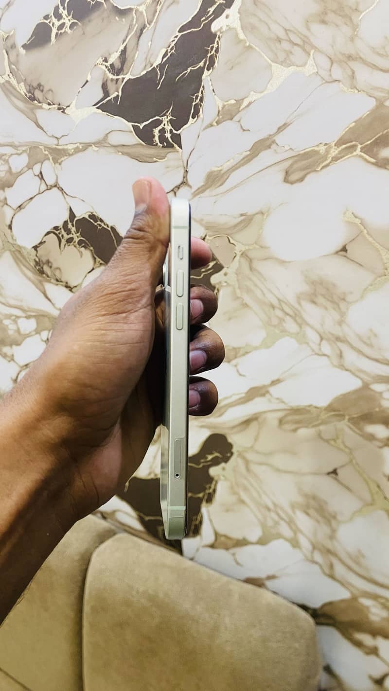 Apple iPhone 12 4