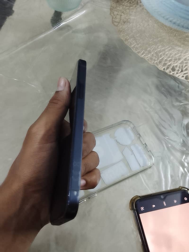 Apple iPhone 12 4