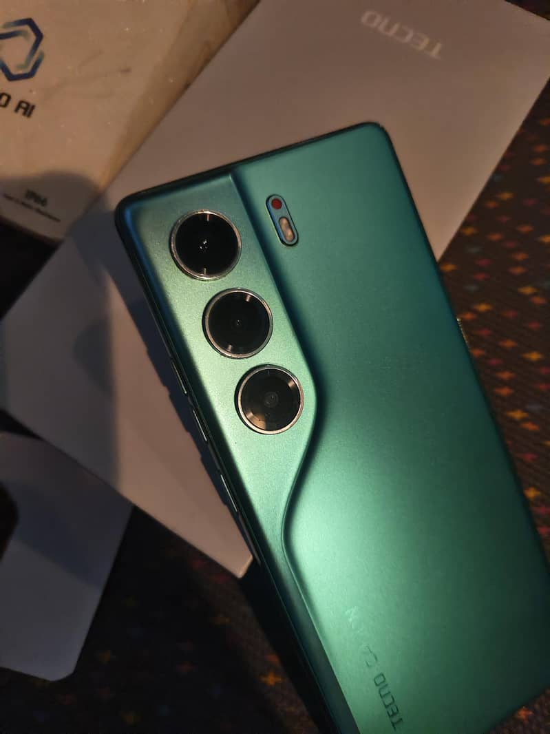 Tecno CAMON 40 1