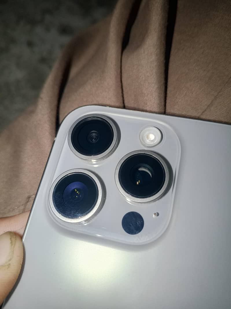 Apple iPhone 15 Pro Max 2
