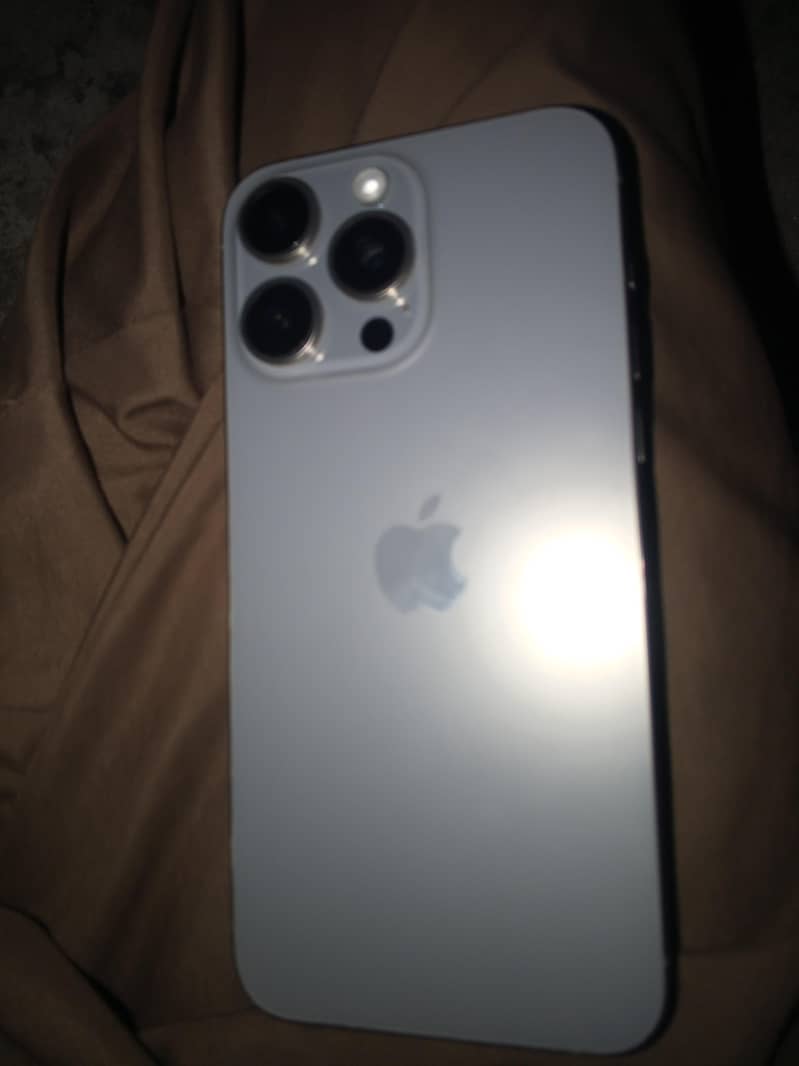 Apple iPhone 15 Pro Max 4