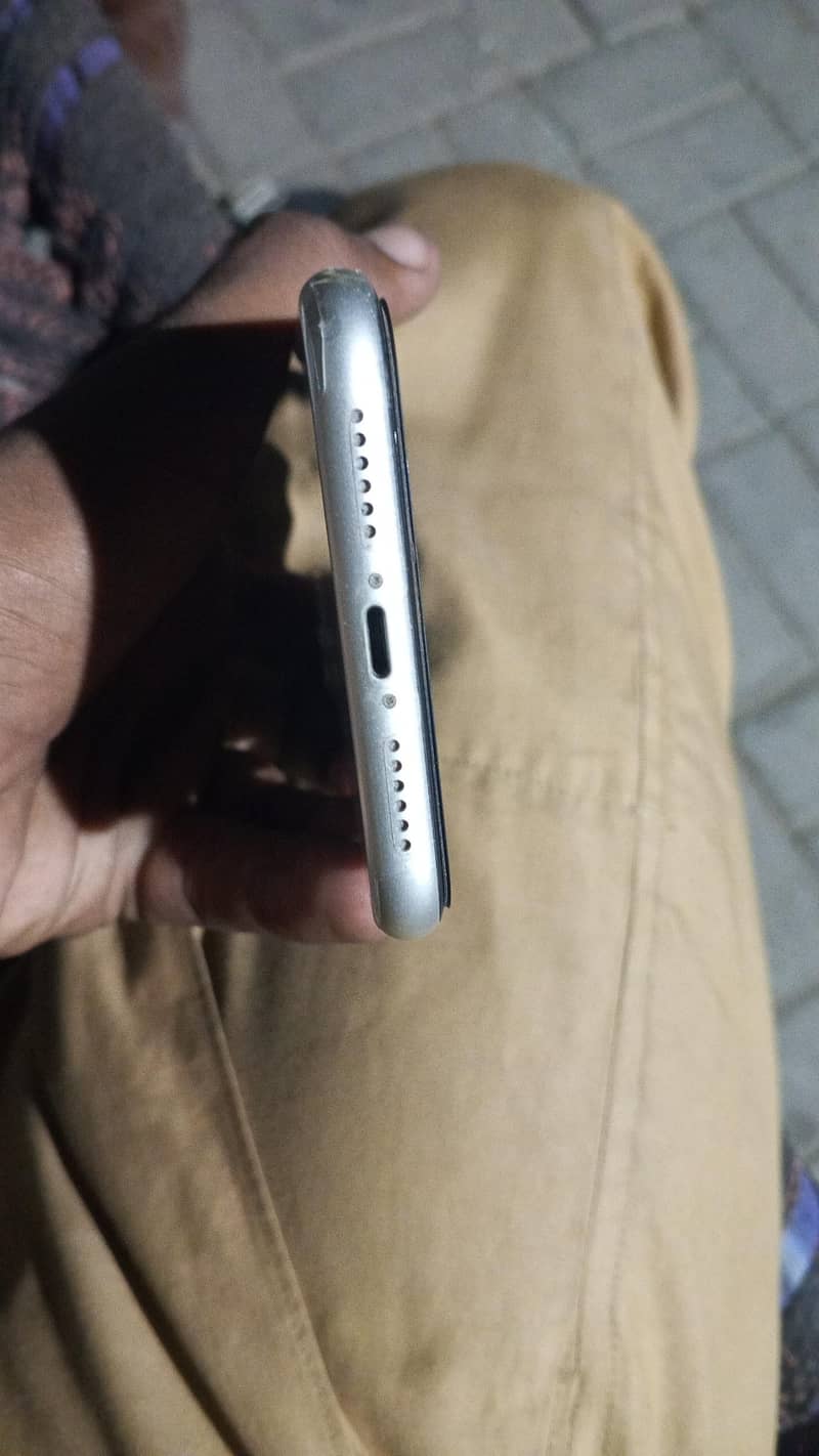 Apple iPhone 11 4