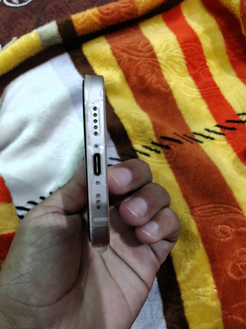 Apple iPhone 15 4