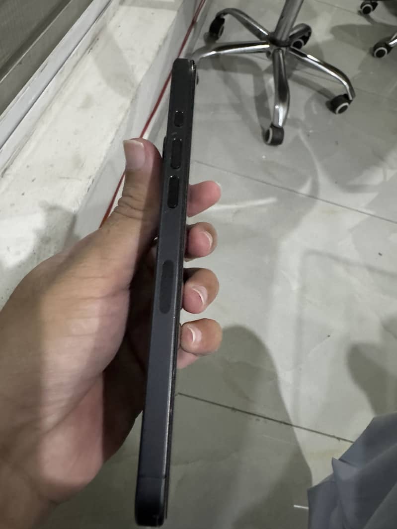 Iphone 15 Pro Max (Black) 2