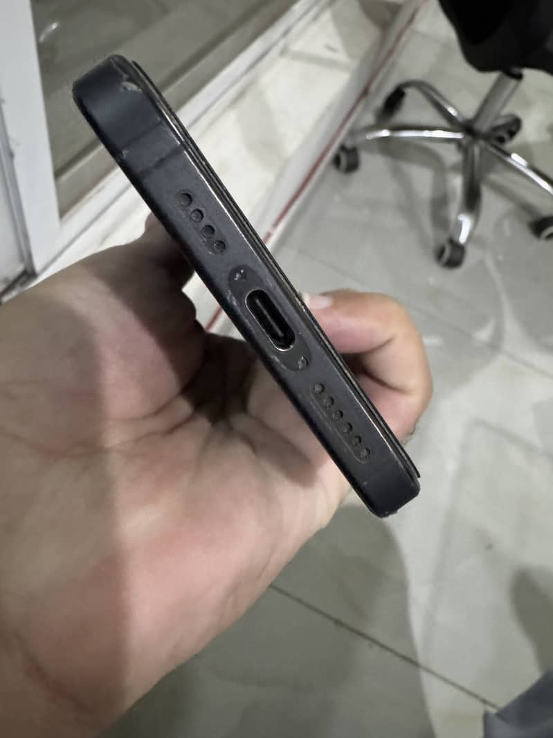 Iphone 15 Pro Max (Black) 4