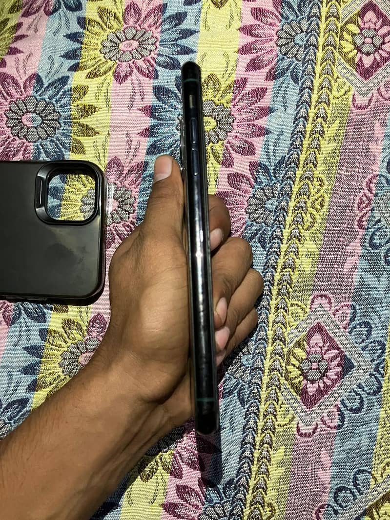 Apple iPhone 11 Pro Max 4