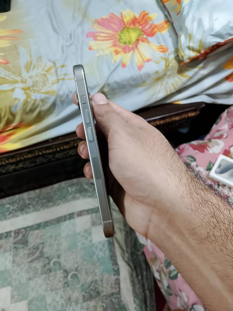 Apple iPhone 15 Pro 4