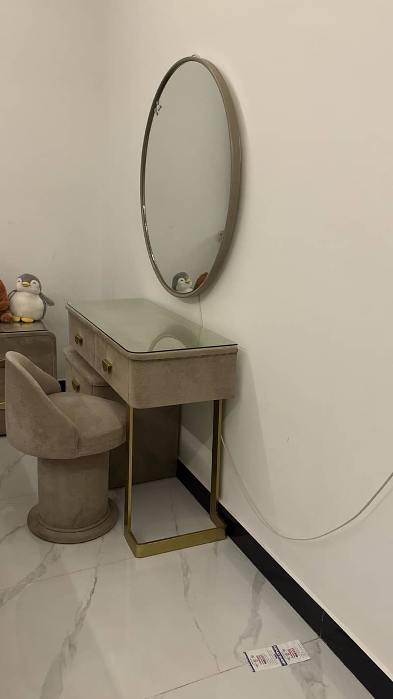 Bubble/Marshmallow Bed Set With Vanity 1