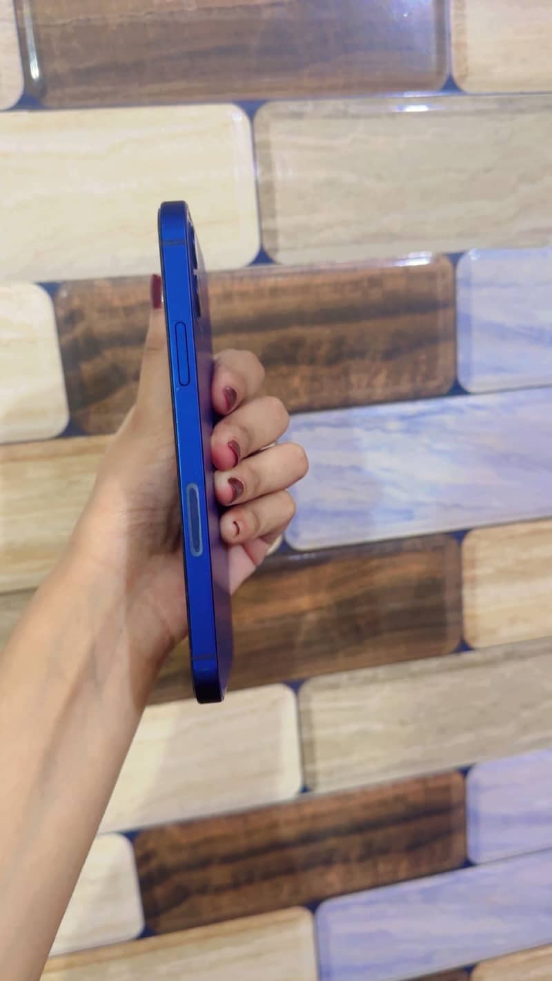 Apple iPhone 12 4