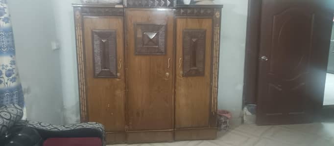 3 door wardrobe achi condition mein hai achi lakri ki bani hai almari