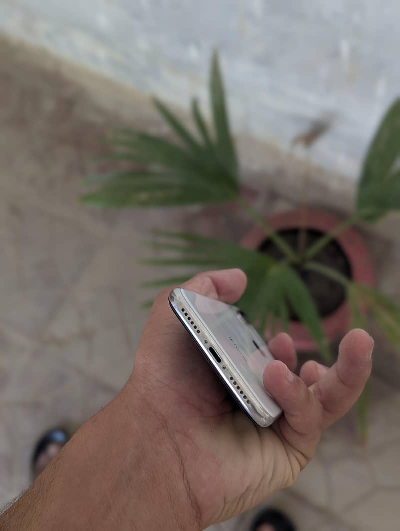 iPhone X 4