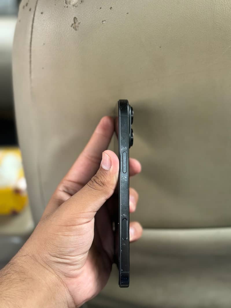 Apple iPhone 16 Pro Max 4