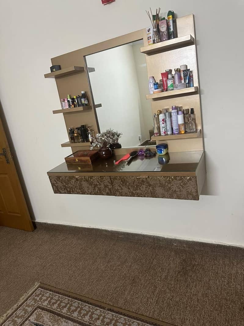 Dressing table with Large Mirror & Storage 0