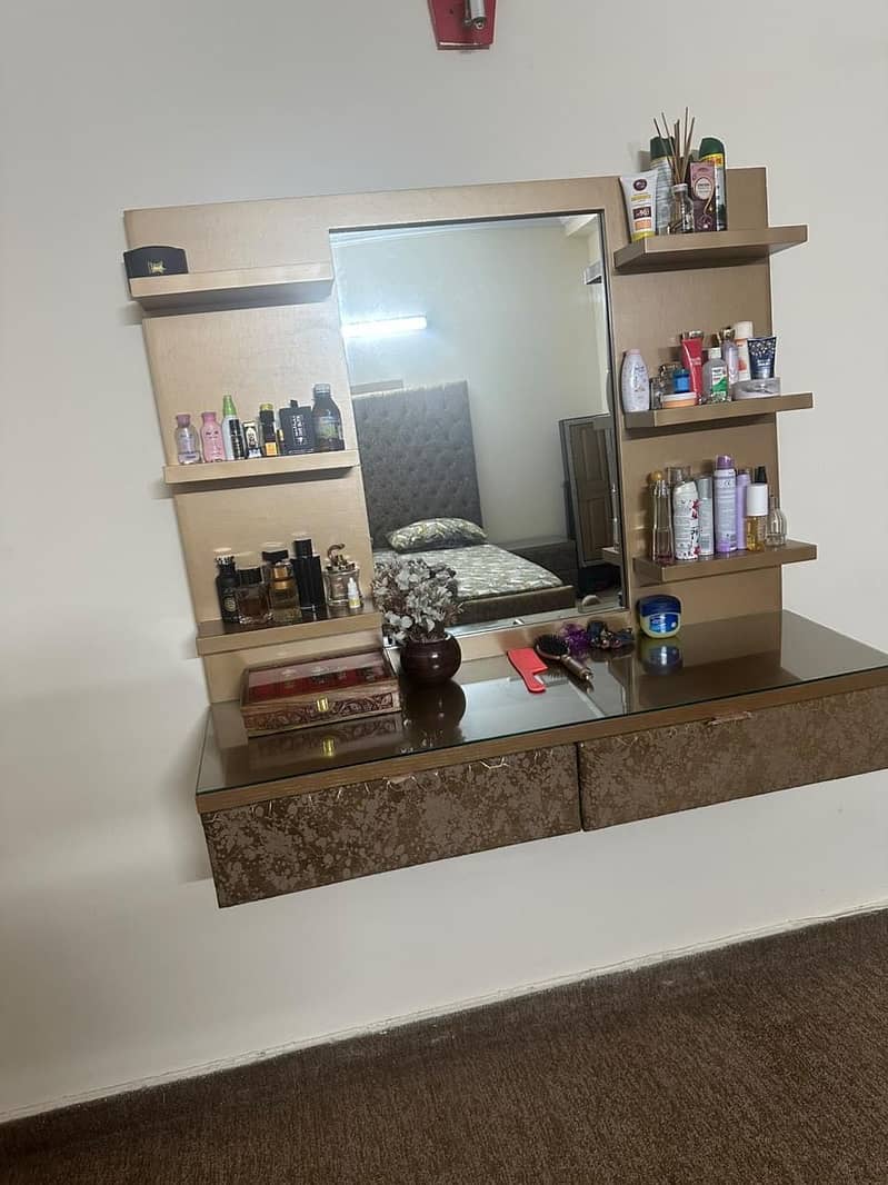 Dressing table with Large Mirror & Storage 1