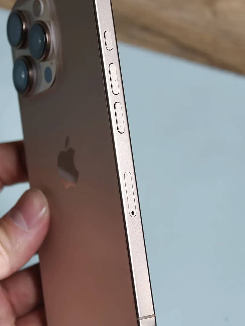 Apple iPhone 16 Pro 3