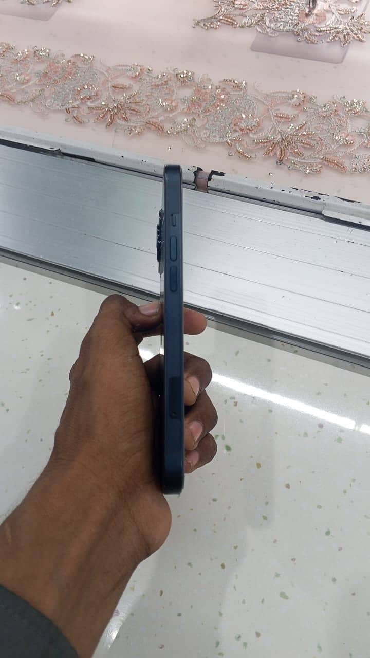 Apple iPhone 13 2