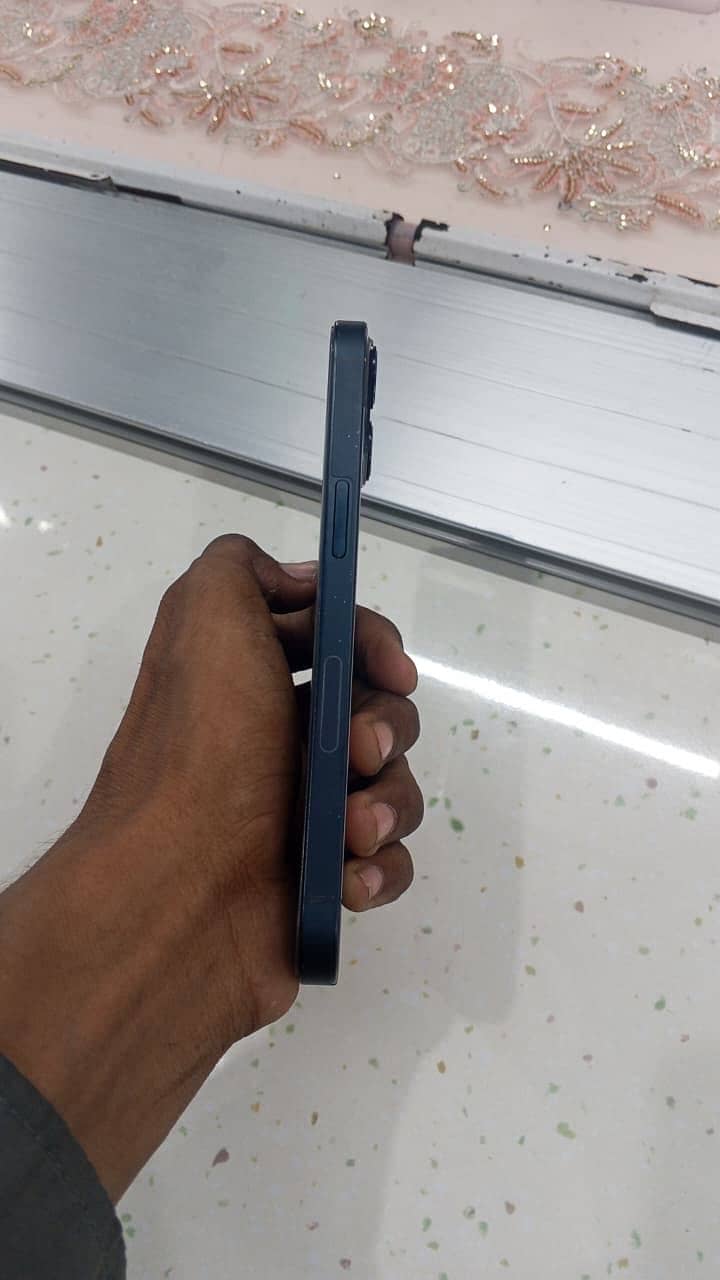 Apple iPhone 13 5