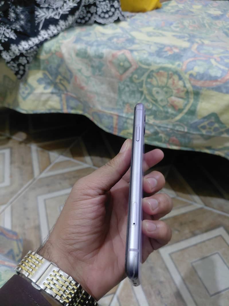Apple iPhone 11 4