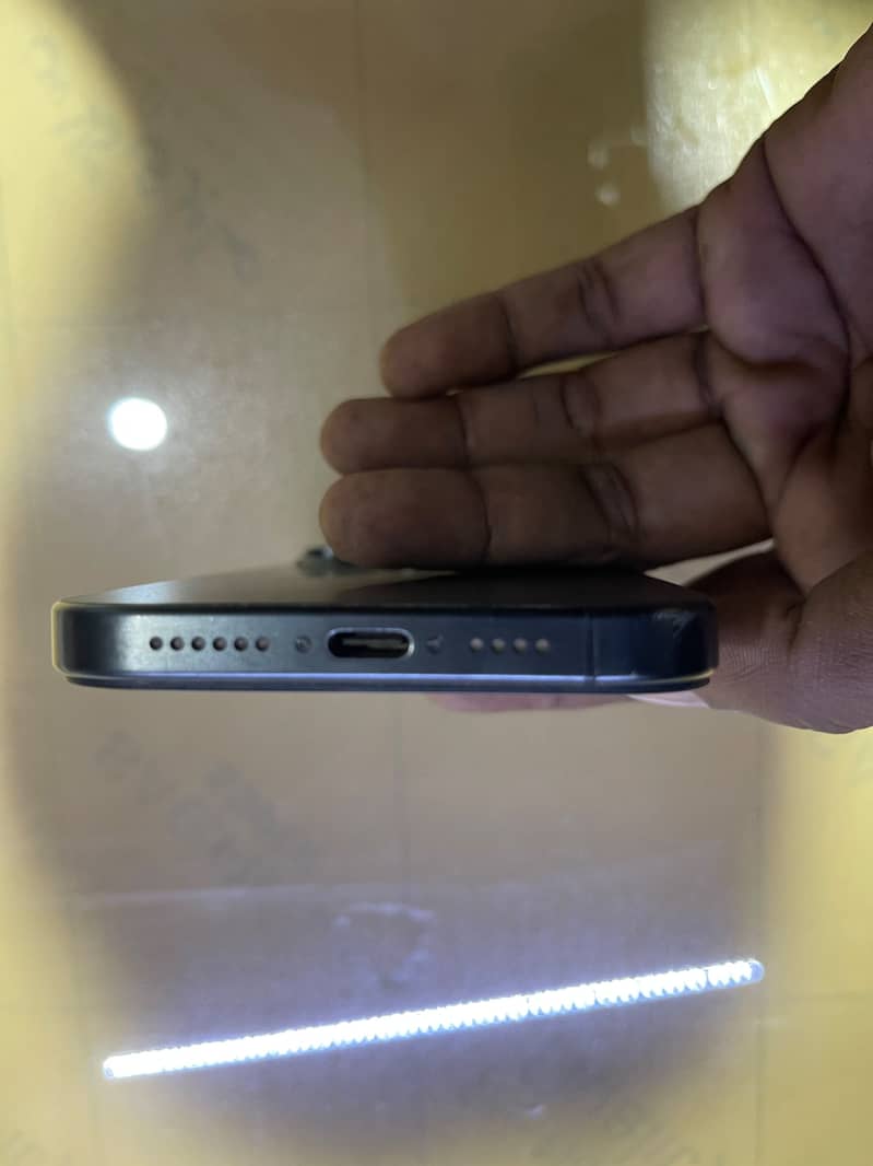 Apple iPhone 15 Pro Max 6