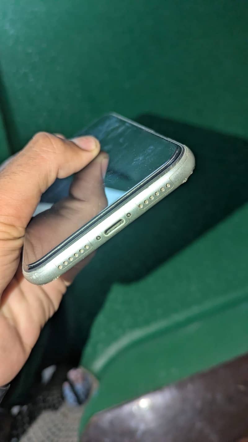 Apple iPhone 11 4