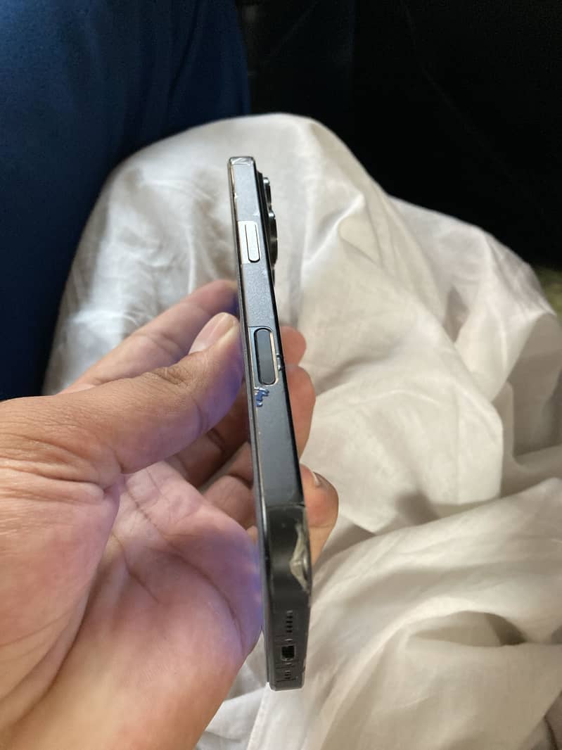 Apple iPhone 16 Pro 1
