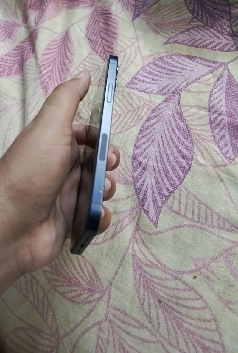 Apple iPhone 12 4