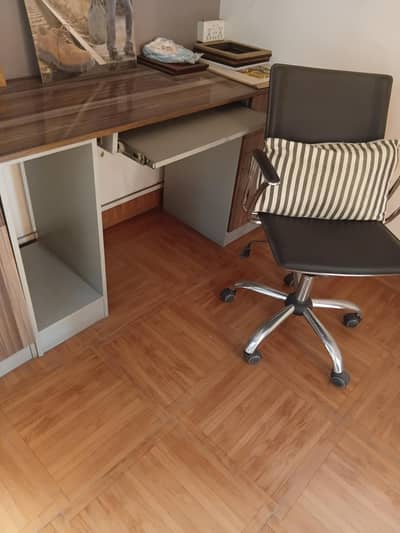 SET OF 2 WORKSTATIONS/ DESKS WITH CHAIRS.
