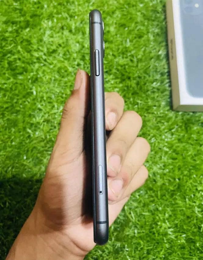 Apple iPhone 11 3