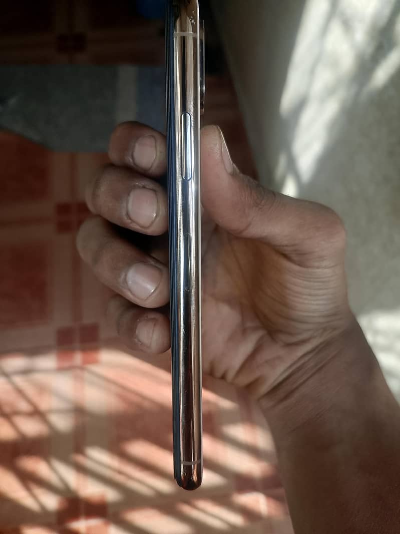 Apple iPhone XS 3