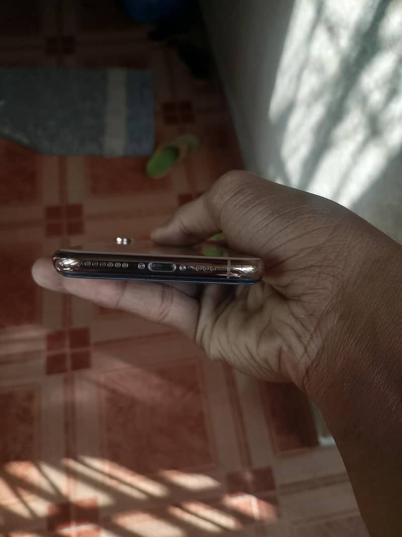 Apple iPhone XS 4