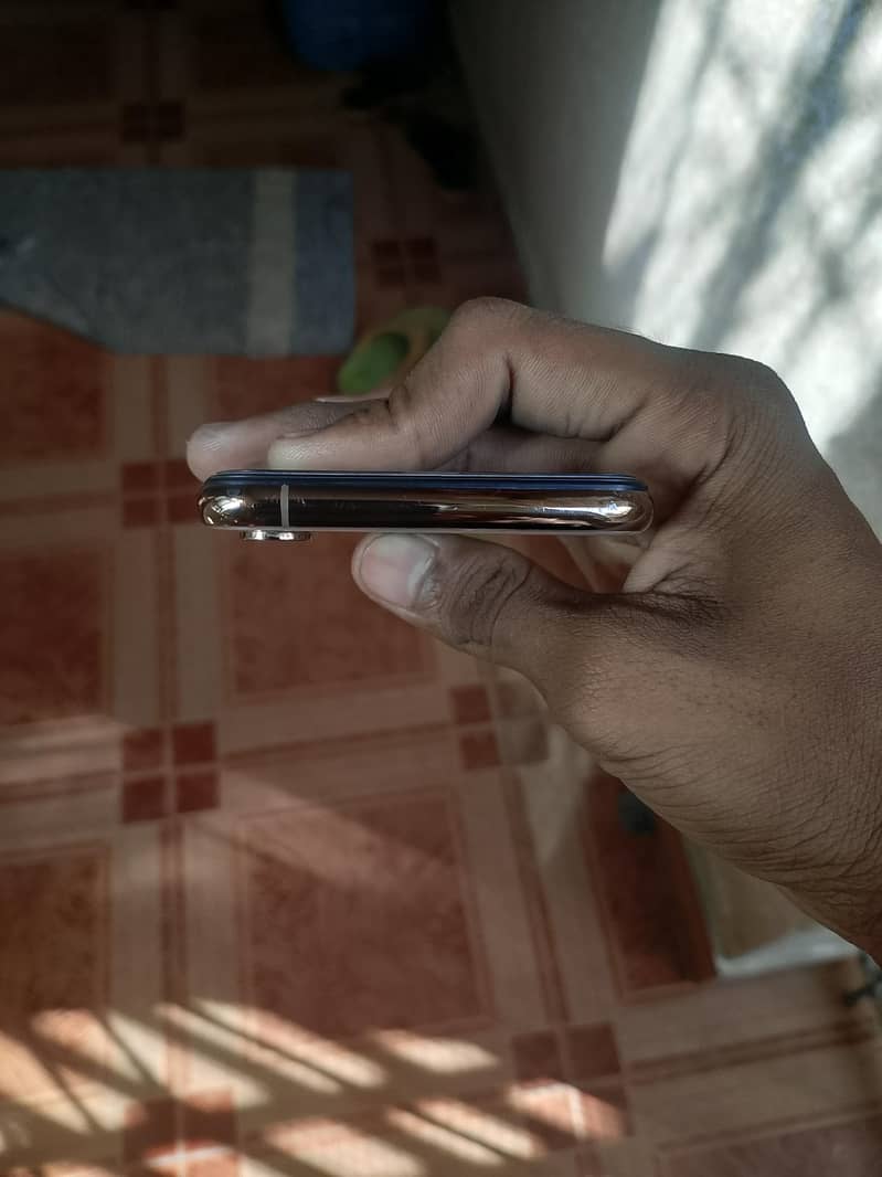 Apple iPhone XS 5