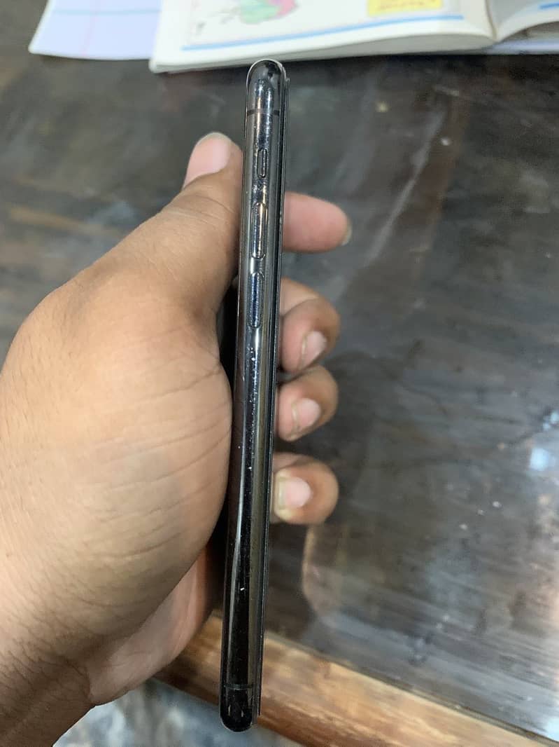 Apple iPhone 11 Pro 4