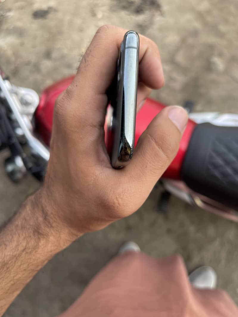 Apple iPhone 11 Pro 1