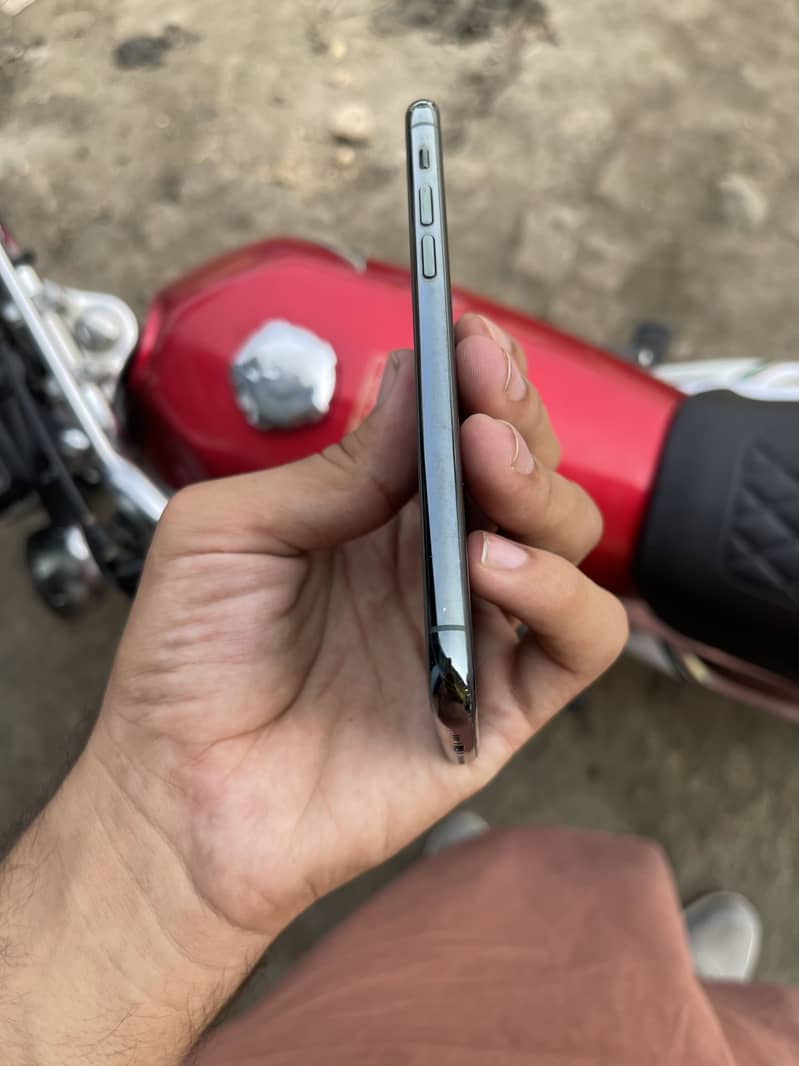 Apple iPhone 11 Pro 4