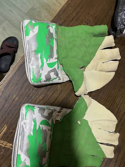 Premium keeping gloves