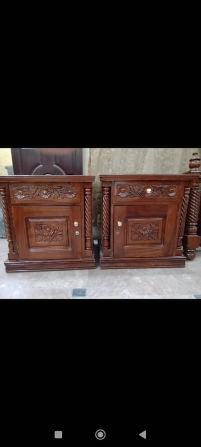 Cinyoti bed and dressing