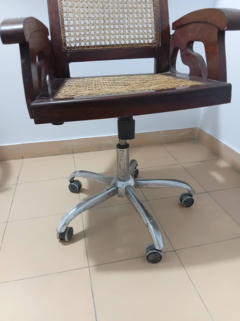 بہترین لکڑی سے بنی ہوئی مضبوط ایگزیکٹیو کرسی اور دیگر کرسیں 3