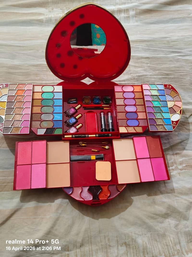 LCHEAR (complete makeup kit) 1