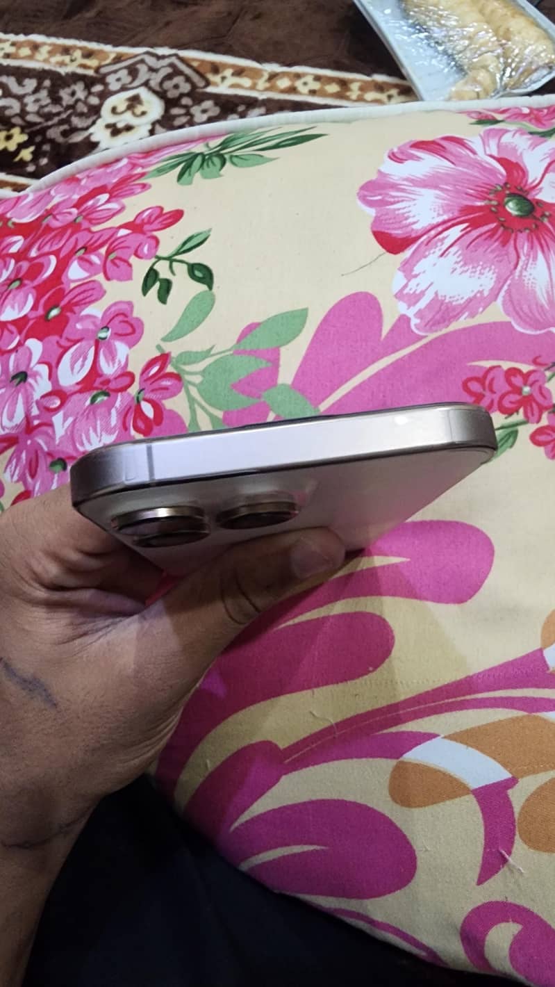 Apple iPhone 16 Pro Max 4