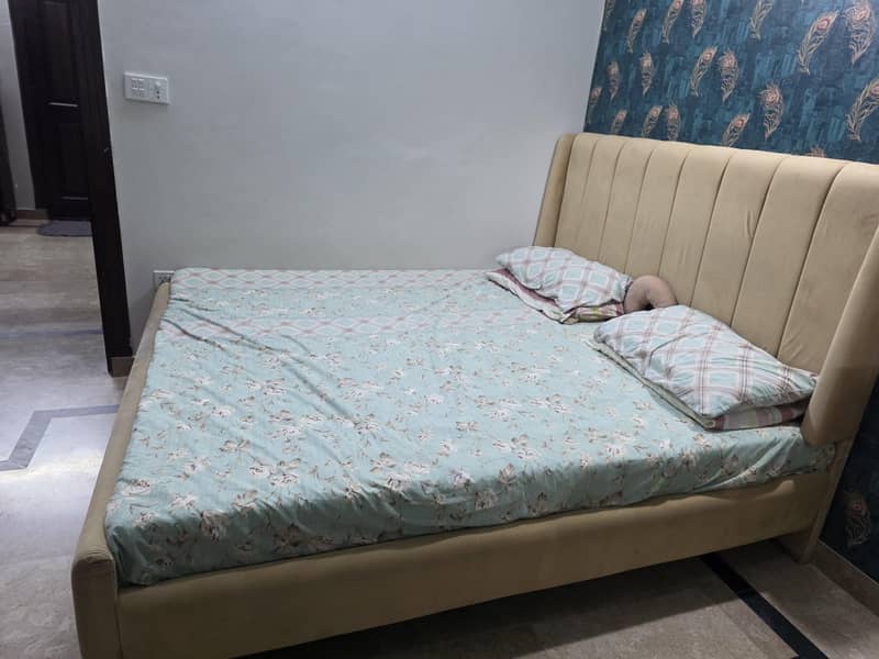 bed with mirror and console 1