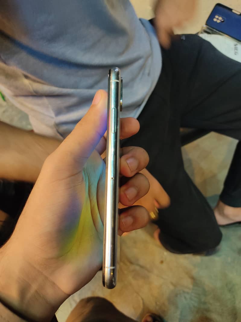 Apple iPhone X 4
